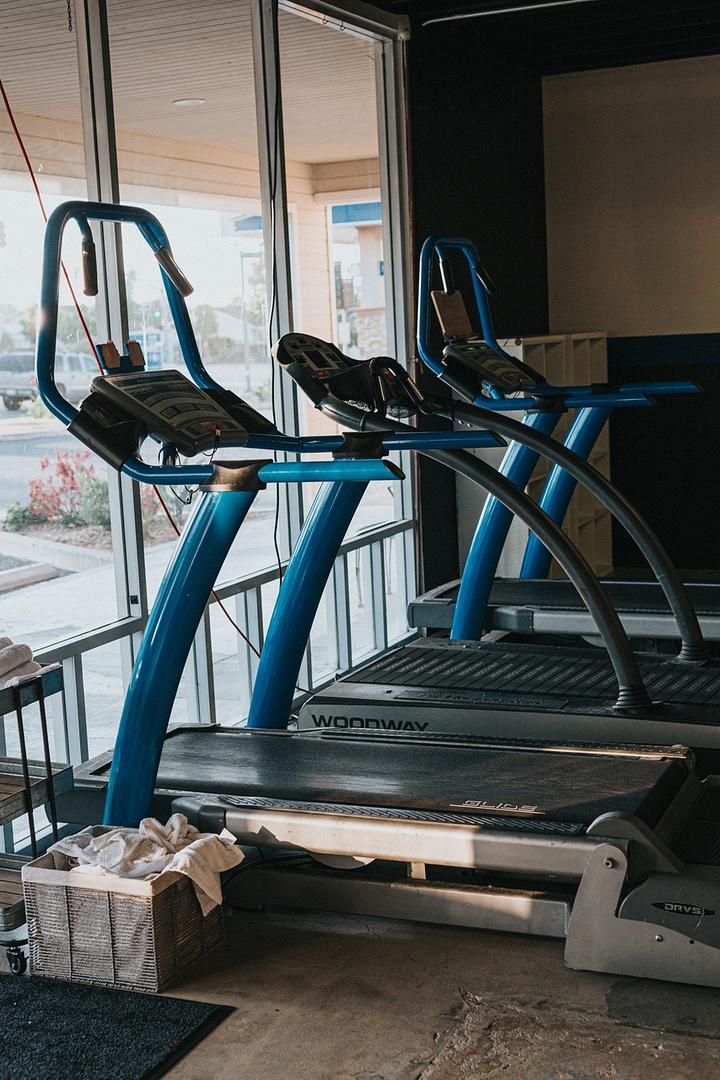What Are The Benefits of Using a Curved Treadmill?